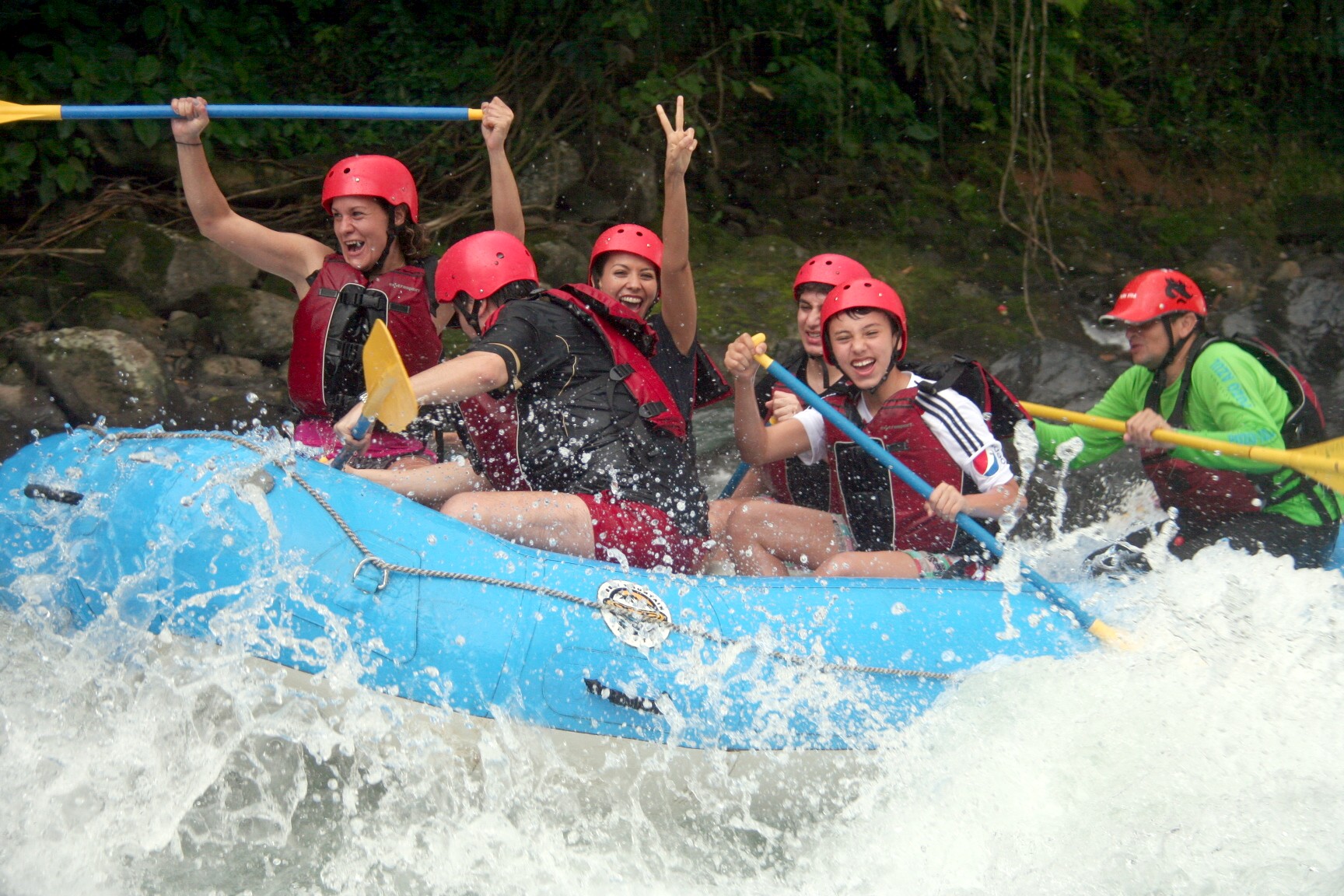 La adrenalina al máximo disfrutando del rafting en las aguas cristalinas del río Sarapiqui